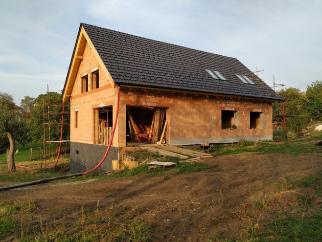 V plánu investora RD v Chýnově je tepelné čerpadlo i fotovoltaické panely na střeše, nebo počítačem řízené ovládání větrání a stínění. I proto využil nosné a žaluziové překlady HELUZ, které mají flexibilní vnitřní prostor pro uložení, či spíše ukrytí kazet s venkovním stíněním, ať už si nakonec obyvatelé domu vyberou rolety, žaluzie nebo screeny.