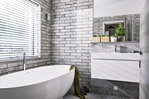 KOUPELNA Interiér koupelen je řešen minimalisticky, účelně a v přírodním stylu. Dvě menší koupelny jsou vybaveny sprchou, ovšem třetí velká uspokojí všechny, kdo milují horkou vanu plnou pěny 