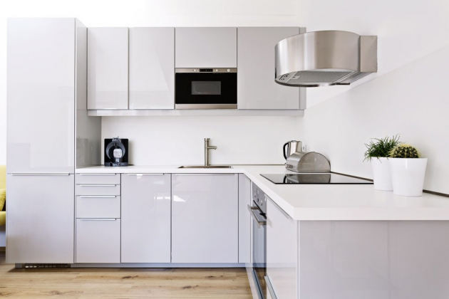 KUCHYŇ Jednoduchý design kuchyně z IKEA nenápadně doplňuje celý barevný koncept bytu
