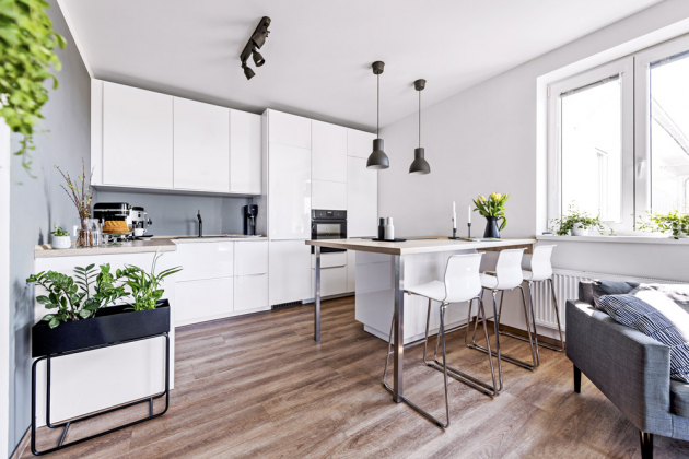 KUCHYŇ Bílou kuchyň z IKEA si majitelka navrhla sama. Sestavu doplňuje ostrůvek s deskou o rozměrech 180 × 212 cm, kterou vyráběl truhlář na zakázku