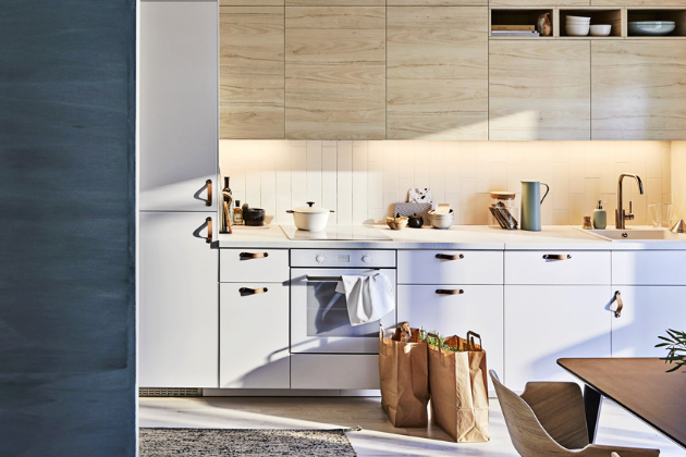 K oživení bílého nábytku Metod (IKEA) jsou použité u horních skříněk dvířka s dekorem dřeva a kožené úchyty, www.ikea.cz K oživení bílého nábytku Metod (IKEA) jsou použité u horních skříněk dvířka s dekorem dřeva a kožené úchyty, www.ikea.cz