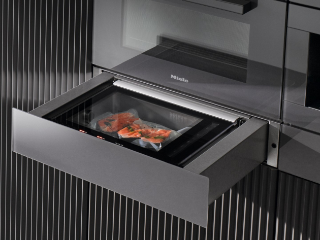 Skvělým pomocníkem pro šetrnou přípravu pokrmů metodou sous-vide v parních a kombinovaných parních troubách jsou vakuovací zásuvky Miele, s nimiž je příprava perfektně chuťově vyladěných pokrmů snadnější a komfortnější, než byste čekali.