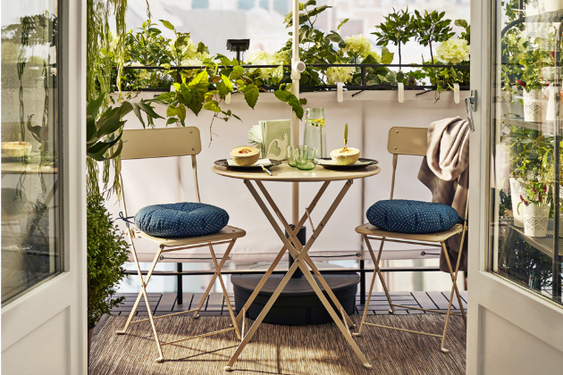 Set stolu a dvou skládacích židlí Saltholmen (IKEA), lakovaná ocel, více barevných provedení, cena 2 255 Kč, www.ikea.cz