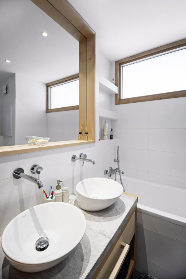 Jednoduchá nadčasová koupelna je s ohledem na čtyřčlennou domácnost vybavena dvěma umyvadly