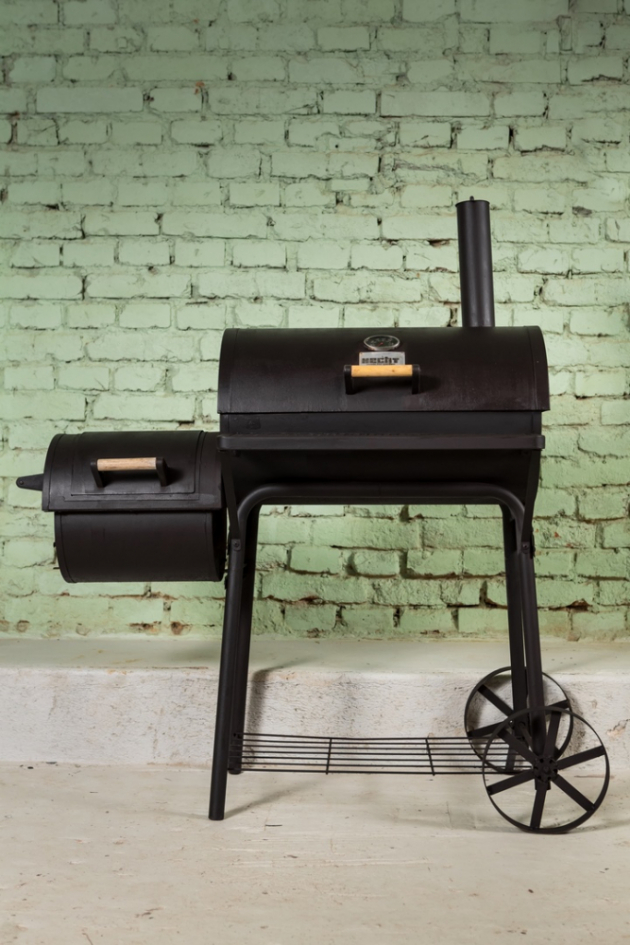 Barvu naneseme ve 2–3 vrstvách. Mezi jednotlivými vrstvami povrch nezapomeňte vždy vypálit. Stačí pozvolně, na 150–250 °C. Díky tomu bude povrch grilu odolný proti poškrábání, získá na tvrdosti a pružnosti. 