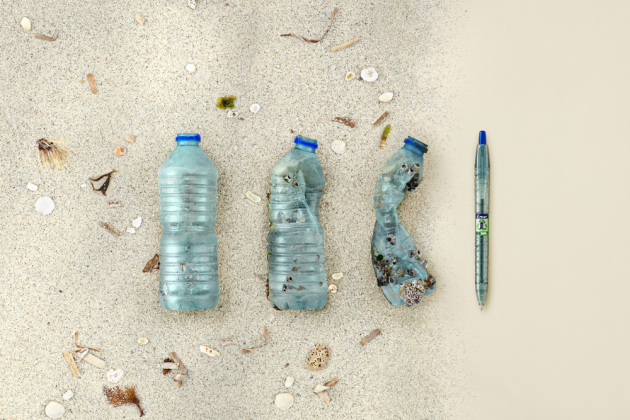 Nové kuličkové pero Ecoball doplňuje ekologickou kolekci per B2P. Vůbec poprvé jsou součástí složení pera oceánské plasty. To je plastový odpad posbíraný z pláží, oceánů, řek, jezer a břehů vodních toků. 