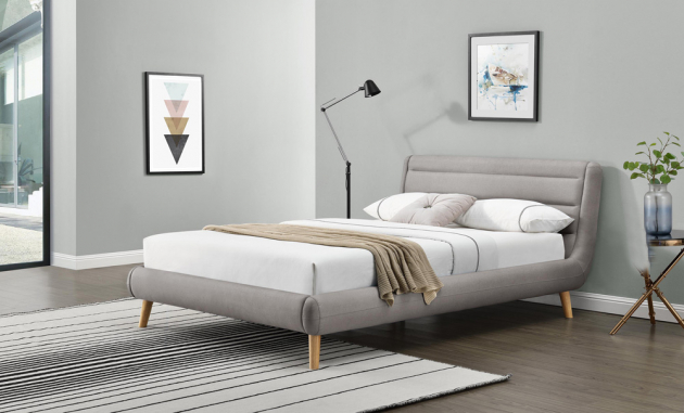 Čalouněná postel Elanda má dřevěnou konstrukci a dřevěné nohy, 160 × 200 cm, cena bez matrace 6 999 Kč, www.okay.cz 