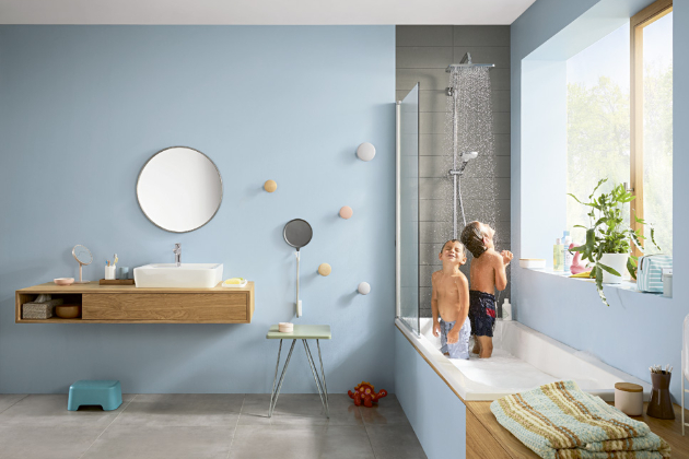 S termostatickou sprchou Croma R Showerpipe 280 1jet (Hansgrohe) si děti užijí sprchování, aniž byste se museli bát, že se opaří, www.koupelny-ptacek.cz 