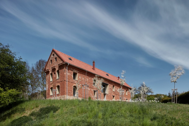 Na Českou cenu za architekturu byl nominován Dům v ruině - projekt originální rekonstrukce staré usedlosti. Do původní cihlové obálky totiž architekti ORA implantovali nový moderní dům z tepelněizolačních cihel HELUZ a ukázali, jak zachovat autenticitu historické budovy a zároveň vytvořit komfortní místo pro bydlení. 