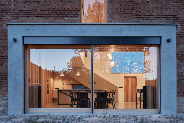 Na Českou cenu za architekturu byl nominován Dům v ruině - projekt originální rekonstrukce staré usedlosti. Do původní cihlové obálky totiž architekti ORA implantovali nový moderní dům z tepelněizolačních cihel HELUZ a ukázali, jak zachovat autenticitu historické budovy a zároveň vytvořit komfortní místo pro bydlení. Na Českou cenu za architekturu byl nominován Dům v ruině - projekt originální rekonstrukce staré usedlosti. Do původní cihlové obálky totiž architekti ORA implantovali nový moderní dům z tepelněizolačních cihel HELUZ a ukázali, jak zachovat autenticitu historické budovy a zároveň vytvořit komfortní místo pro bydlení.