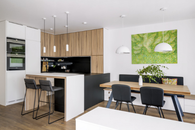 Majitelé bytu v novostavbě oslovili architekty studia Divergent s tím, že chtějí prakticky a vkusně vyřešit své nové bydlení. 