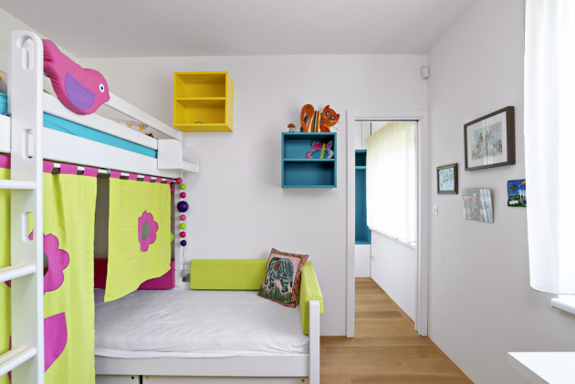 Základem dětského pokoje je bílý nábytek v kombinaci s barvami a hravými prvky