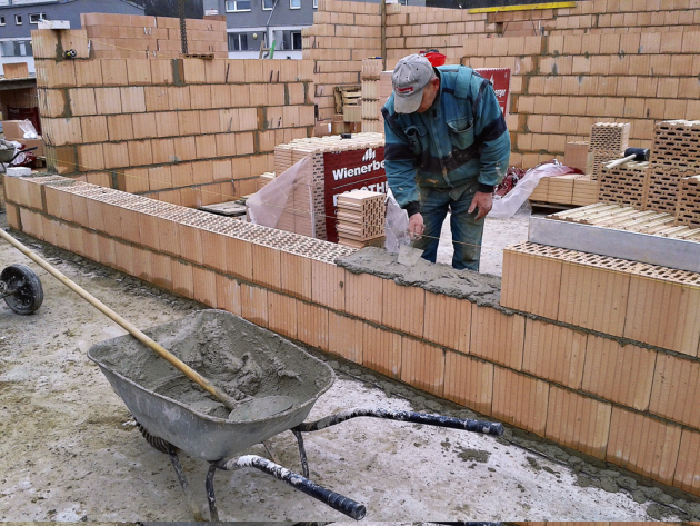 Cihly z pálené hlíny se u nás těší trvalému zájmu stavebníků, zejména ve formě cihlových bloků. Cihelné bloky dobře regulují teplotu a vlhkost v interiéru a mají vliv i na akustickou izolaci. Jsou pevné, požárně odolné a mají dlouhou životnost. Oblíbené jsou broušené cihelné bloky, které umožňují místo mokrého procesu přesné tenkovrstvé zdění na tmel, lepidlo či pěnu. Díky tomu je stavba přesná a rychlá. Cihelné bloky velmi dobře izolují, v zimě se pomaleji ochlazují a v létě se nepřehřívají.