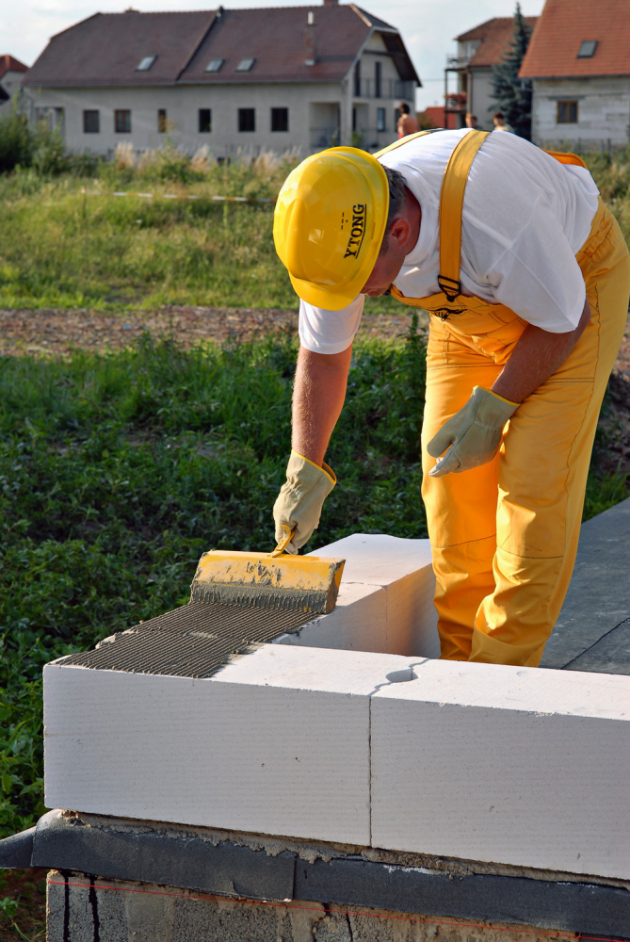  Nejznámějším a velmi oblíbeným zástupcem pórobetonu je Ytong (Xella), který se řadí mezi nejšetrnější stavební materiály na našem trhu, a to díky čistě přírodnímu složení a energeticky nenáročné výrobě