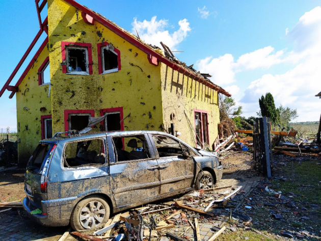 Na řadě fotografií jsme si uprostřed trosek všimli domu se žlutou fasádou, který jako zázrakem tornádo přežil relativně ve zdraví