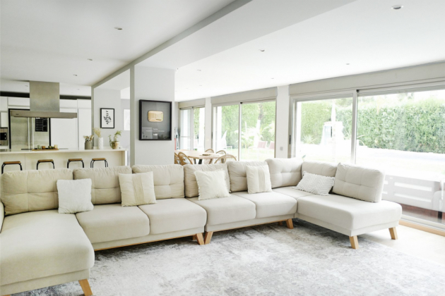 Její velkorysý obývací pokoj je vyzdoben v boho stylu, v béžové, černé, šedé a zelené barvě