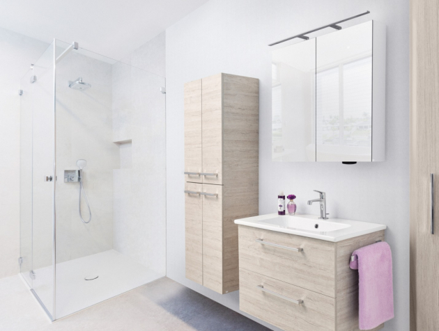 Velkým plusem závěsného nábytku GIO je kromě estetické čistoty také fakt, že se koupelna opticky zvětší. 