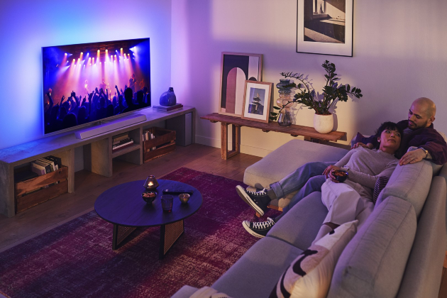 Televize The One z řady Performance Series potěší každého člena rodiny nejen skvělými funkcemi, ale i cenou. Třístranná technologie Ambilight promítá světlo z obrazovky na okolní zdi a atmosféra aktuální scény vás tak zcela pohltí. Televize The One z řady Performance Series potěší každého člena rodiny nejen skvělými funkcemi, ale i cenou. Třístranná technologie Ambilight promítá světlo z obrazovky na okolní zdi a atmosféra aktuální scény vás tak zcela pohltí.