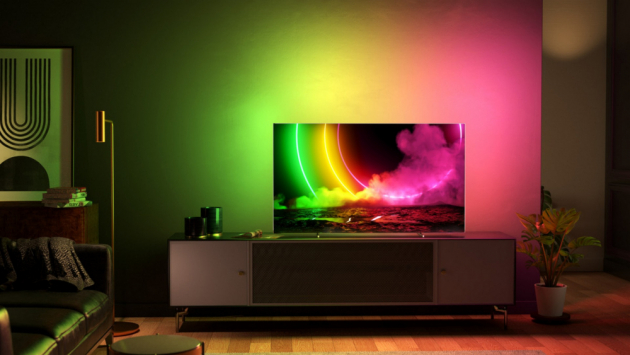 Špičkový všestranný televizor Philips OLED 806 si zamiluje každý vyznavač designu. Televize v minimalistickém kovovém provedení jako by se vznášela nad deskou a její ovladač je potažený udržitelnou kůží Muirhead. 