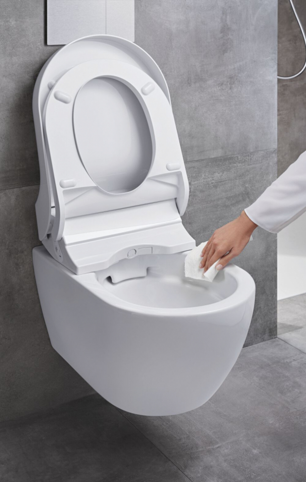 Druhý typ WC keramiky najdete u všestranného modelu Geberit AquaClean Tuma. Rimfree® WC nemá splachovací okraj, a přesto dokáže i s malým množstvím vody opláchnout celý vnitřní povrch mísy. To značně usnadňuje čištění a snižuje objem splachovací vody. Hladký povrch WC je díky tomu stále hygienicky čistý.