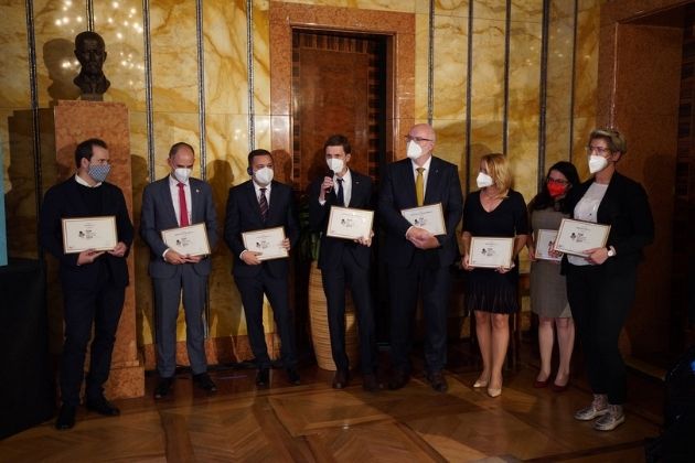 Slavnostního předání se zúčastnil Zsolt Szabó, Market Director VELUX Česká republika, na snímku uprostřed s mikrofonem. Slavnostního předání se zúčastnil Zsolt Szabó, Market Director VELUX Česká republika, na snímku uprostřed s mikrofonem.