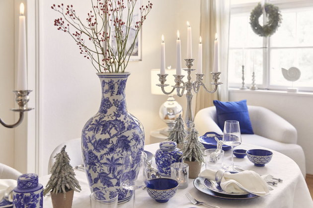 Typické barvy Hamptons se perfektně hodí ke slavnostnímu aranžmá. Modrá odkazuje na zimní auru, zatímco stříbrná prosvětluje interiér elegantní září.