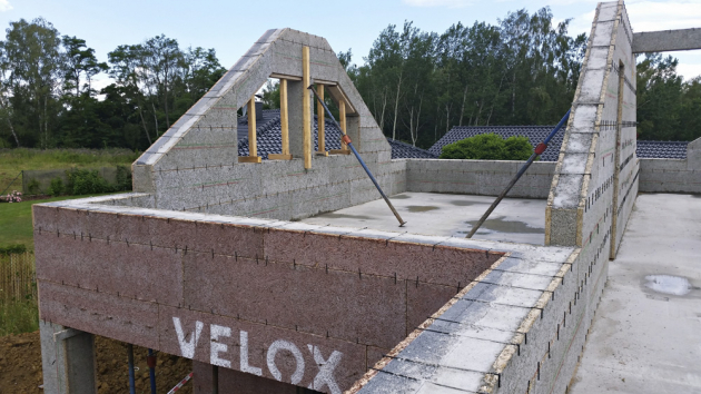 Stavební systém VELOX, zvaný také systém ztraceného bednění, je dokonalý i v nejmenších detailech a splňuje všechny podmínky mezinárodních certifikátů a standardů. www.hoffmann.cz 