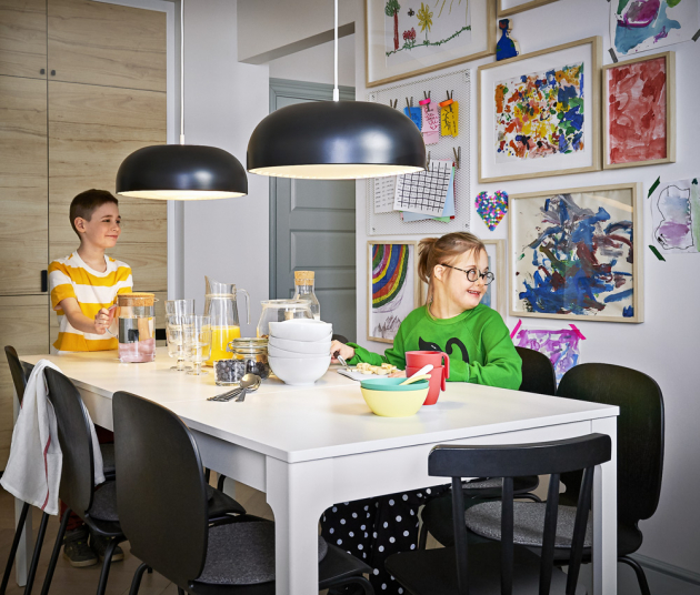 Rozkládací jídelní stůl Ekedalen, cena 3 990 Kč, závěsná lampa Nymane, cena 1 290 Kč, www.ikea.cz 