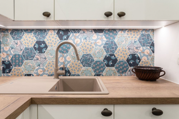 Design kuchyně určuje také patchworkový obklad a dlažba ve tvaru moderního hexagonu