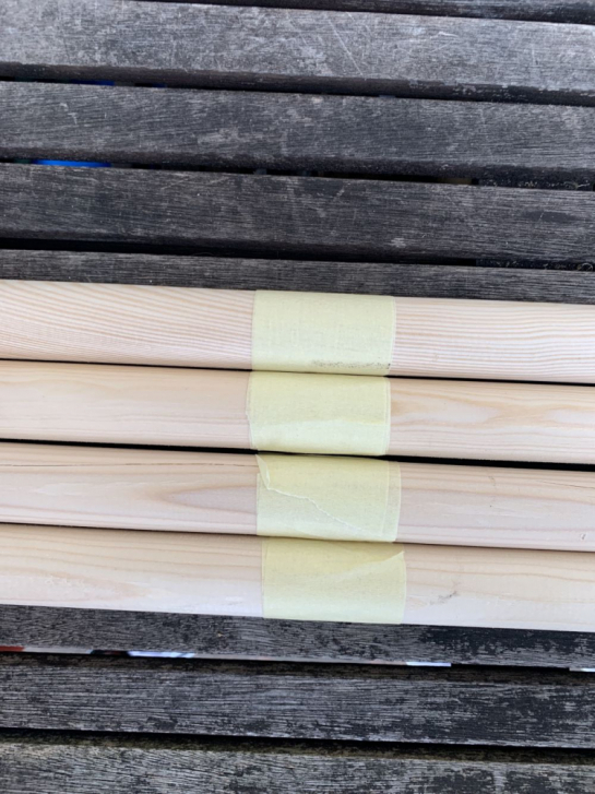 Jako materiál potřebujete tři nebo čtyři kulaté dřevěné tyče