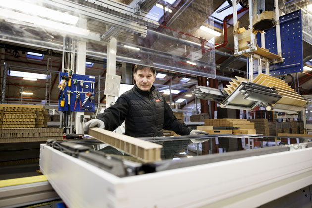  Každý rok je celosvětově vyprodukováno 300 milionů tun plastového odpadu a vědci odhadují, že 60 % plastů, které byly vyrobeny od roku 1950, skončilo na skládkách nebo v přírodě2. Ukázalo se, že plasty, které byly vyrobeny pro jedno použití, mají negativní dopad na biodiverzitu a přírodu, pokud skončí tam, kde nemají.