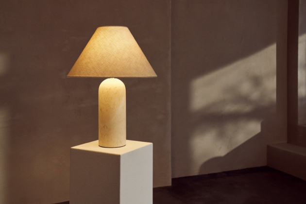 Stolní lampa Gia s mramorovým podstavcem, cena 5 079 Kč, Alex Rivière x Westwing Collection