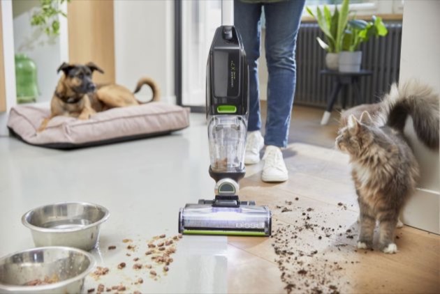 Hlínu, vysypané granule, zvířecí chlupy a spoustu dalšího zvládne tyčový vysavač CrossWave X7 Plus Cordless Pet Pro_3400N_Wet Dry