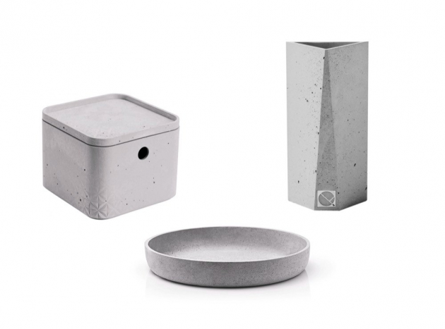 Vlevo box s víkem z kolekce Beton (Curver), uprostřed dekorační mísa Moon (Blomus), vpravo dekorativní betonová váza Triangle (Qybic)