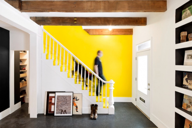 Při vstupu do domu ihned upoutá velká žlutá stěna, u které vyniká původní schodiště