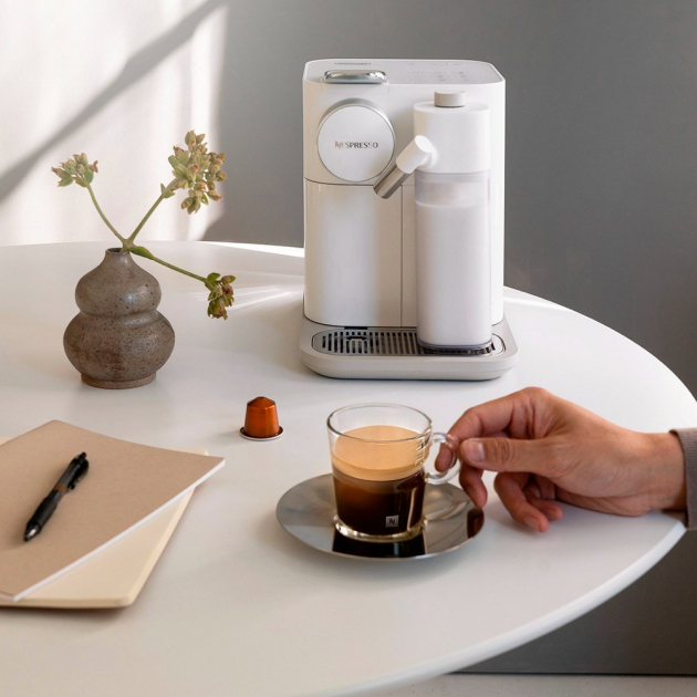 Kapslový kávovar Gran Lattissima (Nespresso), bílé nebo černé provedení, snadná obsluha a čištění