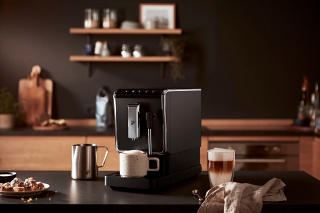Plnoautomatický kávovar Esperto Latte (Tchibo), příprava espressa a caffè crema, funkce doppio – spaření dvou dávek kávy po sobě