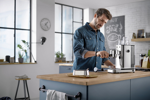 Pákový kávovar Lumero Espresso (WMF), nerezový plášť, příprava několika druhů kávy, konstrukce sítka zajistí dokonalou pěnu Pákový kávovar Lumero Espresso (WMF), nerezový plášť, příprava několika druhů kávy, konstrukce sítka zajistí dokonalou pěnu