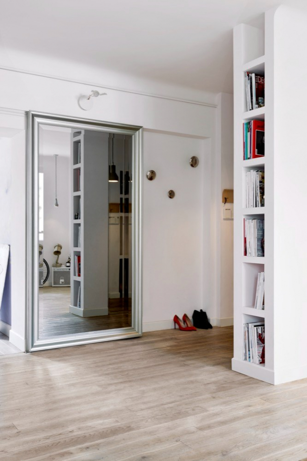 Prostor menšího bytu opticky zvětšuje rafinovaně umístěné zrcadlo v pěkném rámu