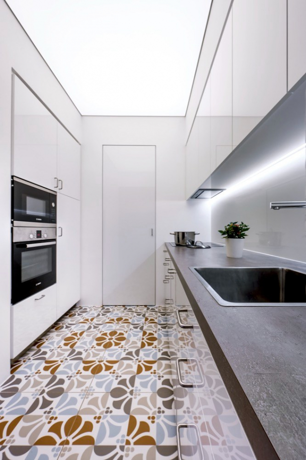 Prosvětlený strop v kuchyni a dalších místnostech je jedním z vylepšujících praktických prvků, které do bytu vnášejí  více světla.