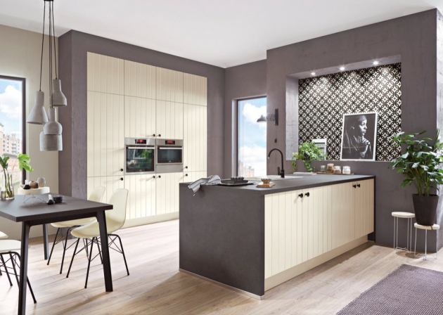 Kuchyň Fleur tvoří multifunkční ostrůvek a vysoký nábytkový modul s vestavnými troubami a chladničkou