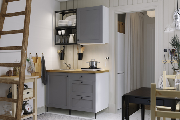 Odkládací plochu u kuchyně Metod (IKEA) se dřezem a mobilním indukčním vařičem doplňuje servírovací stolek Bekväm (IKEA) Odkládací plochu u kuchyně Metod (IKEA) se dřezem a mobilním indukčním vařičem doplňuje servírovací stolek Bekväm (IKEA)