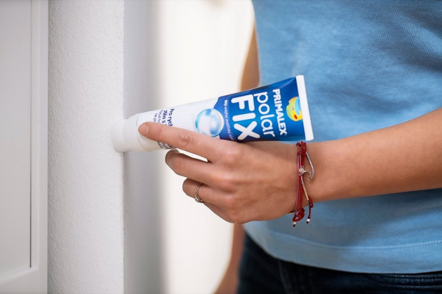 Díky tubě s přípravkem Primalex Polar FIX dokážete snadno „zamalovat“ skvrny na zdi. Jedná se o bílý malířský nátěr, který se na stěny aplikuje houbičkou