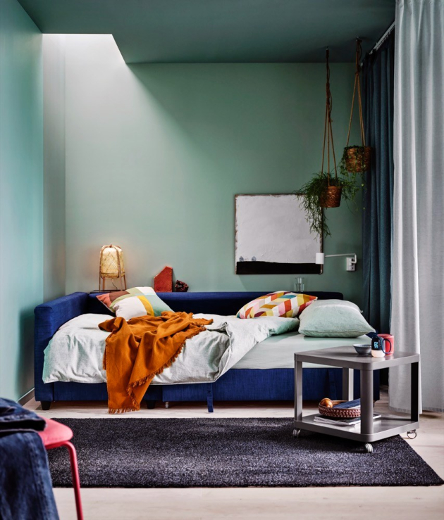 Rohová rozkládací pohovka Friheten (IKEA) s úložným prostorem, Skiftebo modrá