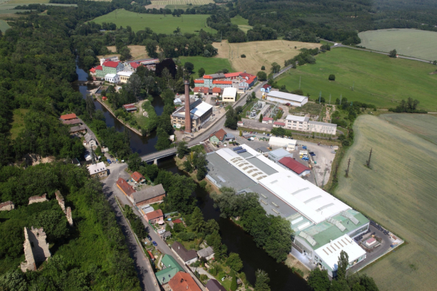 Ze situace na trhu navíc vyplývá, že se letošní boom poptávek po tepelných čerpadlech a fotovoltaických systémech pravděpodobně nezastaví ani v příštích letech. Dosud nevídaný zájem o obnovitelné zdroje graduje – a zároveň s sebou přináší řadu problémů. Nejedná se jen o dlouhé dodací lhůty v důsledku narušených dodavatelských řetězců nebo o nedostatek výrobních komponent a montážních firem. Vysokou poptávku totiž využívají – obdobně jako u jiných oborů zažívajících boom – také firmy, které se snaží vydělat na úkor zákazníků neprofesionálními (někdy až nekalými) praktikami. V jejich důsledku mohou zájemci o instalaci udržitelných technologií nakonec značně prodělat. Vyplatí se proto nepodléhat planým slibům některých aktérů na trhu a raději vše již na počátku plánovat s rozmyslem. Vyplatí se motto „Dvakrát měř, jednou řež“. S tipy, jak nenaletět, přichází renomovaná, na tuzemském i evropském trhu již řadu let etablovaná firma DZ Dražice – největší český výrobce ohřívačů vody, dodavatel tepelných čerpadel NIBE a fotovoltaických řešení.  „Prudký nárůst cen energií a dlouhé dodací lhůty nutí některé domácnosti k rychlému, ale nepromyšlenému řešení. Situace, kdy se na trhu objevila řada nových neprověřených firem, je pro ně navíc poměrně nepřehledná. Zvláště pokud tyto společnosti investují do líbivého marketingu a seriózně vypadajícího webu, aby skryly nedostatek pozitivních referencí od zákazníků i technických a odborných zkušeností. Důvěřiví lidé pak snadno podlehnou lákavé nabídce, ve které se daná firma zavazuje ke slibům, jež není schopná dodržet ani garantovat. K těm patří například příslib rychlé a odborné realizace fotovoltaické elektrárny (navzdory aktuálnímu palčivému nedostatku kvalifikovaných montážníků) nebo okamžitého šetření nákladů ještě před tím, než instalace panelů vůbec začne. Závazek plateb za elektřinu z ještě neexistující elektrárny, kterými si obchodník zákazníka tzv. pojistí a následně tyto platby až do samotné realizace plánuje splácet ze svých zisků, zní opravdu lákavě. Kdo ale klientovi garantuje, že ho příslušná firma pouze nepřipraví o zaplacenou zálohu, aby se následně stáhla z trhu? ” komentuje Karel Pacourek, generální ředitel DZ Dražice.  5 tipů DZ Dražice, jak se nespálit při objednávce fotovoltaické elektrárny či tepelného čerpadla  1)	Dbejte na kvalitu vybrané značky, dodavatelů a montážních firem, ověřenou pozitivními referencemi.  Profesionální firmu poznáte podle toho, že má za sebou řadu úspěšných realizací a dokáže je podložit referencemi či ukázkami své práce. Ty si však neověřujte jen na jejím webu, ale přečtěte si rovněž nezávislá diskuzní fóra, reference stávajících zákazníků či informace z tematicky zaměřených webů. Pozor si dejte na lákadla ve formě podezřele nízkých cen, které bývají dány špatnou kalkulací projektu nebo nezapočítáním některých nákladů, či na příslib nadstandardně rychlých dodávek.   2)	Zajímejte se o energeticky úsporné řešení, které bude opravdu komplexní. Firmu si vybírejte i podle toho, že vám dokáže nabídnout komplexní energeticky úsporné řešení šité na míru vašemu domu, nebo navrhnout technologii plně kompatibilní s těmi stávajícími, které využíváte. Někteří dodavatelé se kvůli svým provizím primárně orientují na dosažení maximální výše dotace a mohou se vám proto snažit vnutit zbytečně předimenzovaný projekt bez ohledu na to, jak je efektivní zrovna pro vás.  3)	Nepřistupujte na nadstandardně vysoké zálohy ještě před samotnou realizací. Renomované společnosti, které jsou etablované na českém trhu, většinou vyžadují zálohu maximálně 50 - 60 % z celkové ceny sloužících na pořízení technologie. Ty neseriózní však někdy žádají až 100 %, což může signalizovat provozní finanční problémy dané firmy.  4)	Buďte trpěliví – raději si počkejte na kvalitní firmu. Uvažujete nad tím, zda zvolit méně známou firmu, nebo tu renomovanější, která má více zakázek, a tudíž pomalejší dodací lhůty? Vsaďte raději na kvalitu. Zvláště pokud vám příslušná společnost garantuje i servis a profesionální klientskou péči. Alespoň nebudete litovat toho, že jste si nepočkali a nyní musíte řešit špatný projekt, nižší než očekávané energetické úspory nebo nedostupný servis.   5)	Nedůvěřujte slůvku „kdyby“. Nechte si vše podložit reálnými daty, nikoli spekulacemi, na které se nemůžete spolehnout. Pokud vám například dosud nepříliš známá firma garantuje okamžitou úsporu energií, aniž by vůbec zahájila montáž panelů, je to sice líbivé, ale podezřelé. Zvláště pokud od vás požaduje vysokou zálohu. Nemáte totiž žádnou záruku, že se jí bude dařit tak dobře, aby vás mohla dotovat (až do instalace) ze svých zisků a dostála všem svým závazkům. Může pak dojít i na nejhorší: zůstanete bez fotovoltaické elektrárny i bez peněz.