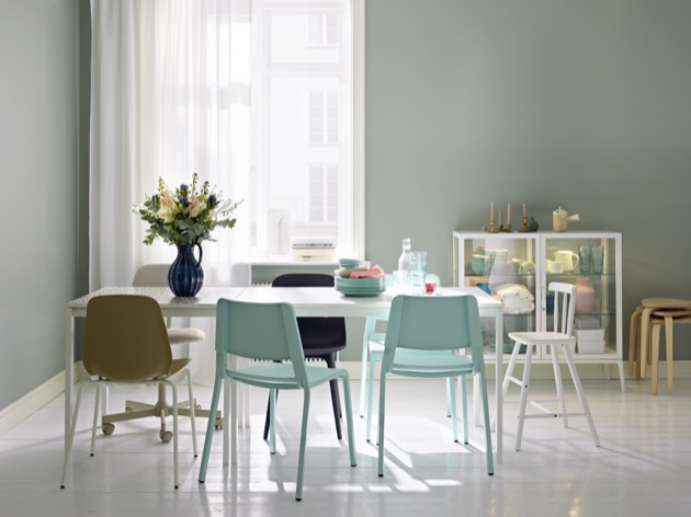 Světle tyrkysová jídelní židle Teodores (IKEA), plast, výška sedu 45 cm