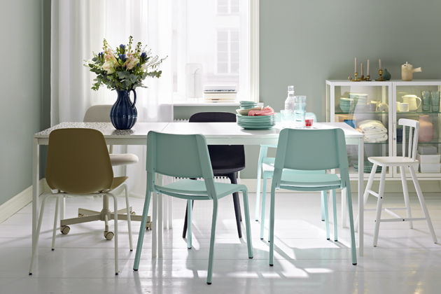 Světle tyrkysová jídelní židle Teodores (IKEA), plast, výška sedu 45 cm