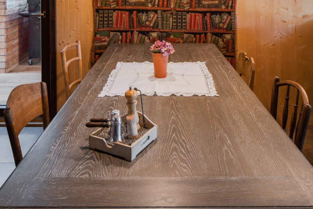 Na jídelní část plynule navazuje kuchyň v červeném lesku s kuchyňským ostrůvkem s komponenty Hettich a Franke, kterou na míru dělal designér a truhlář Petr Mik