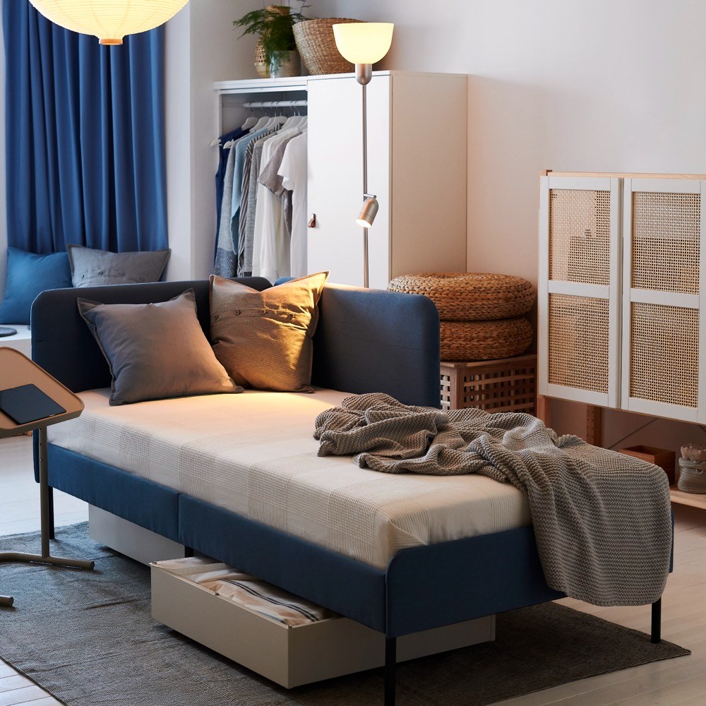 Pohovka/postel Blåkullen (IKEA), středně modrá,  90 × 200 cm