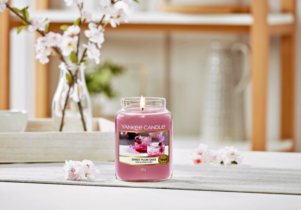 Vonná svíčka Sweet Plum Sake (Yankee Candle), doba hoření 110–150 hodin